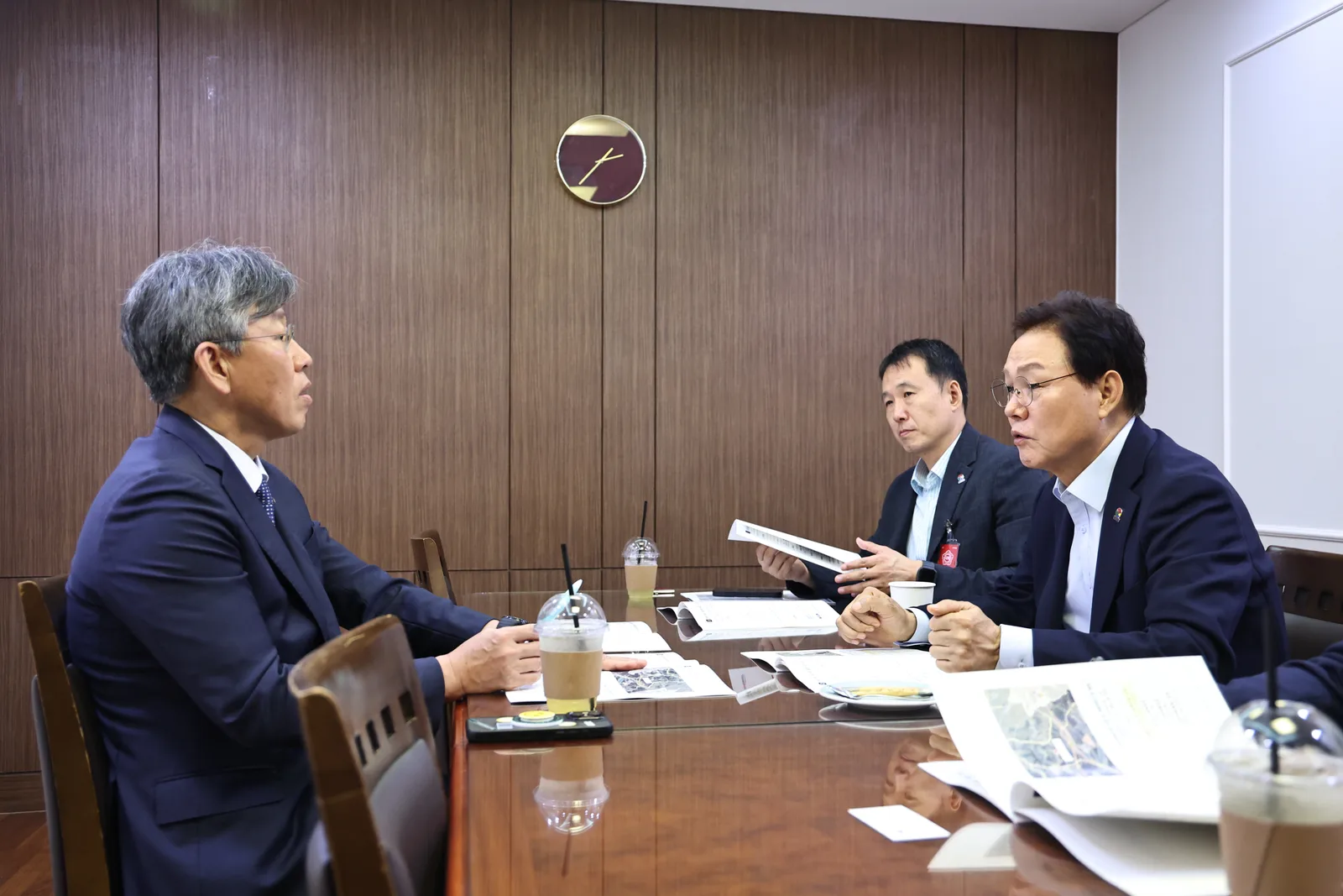 국토부 김이탁 차관(좌), 장재혁 도시주택국장(중앙), 박완수지사(우)