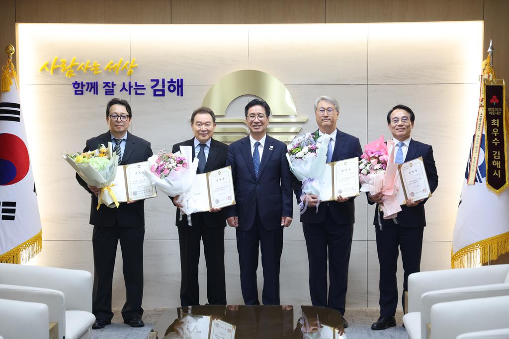 김해시, 신임 공공기관장 4명에 임명장 수여 공식 보도사진
