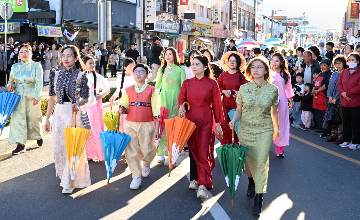 [거창군]26.10. 6.보도자료(거창군 제6회 온가족 다문화축제 성료)