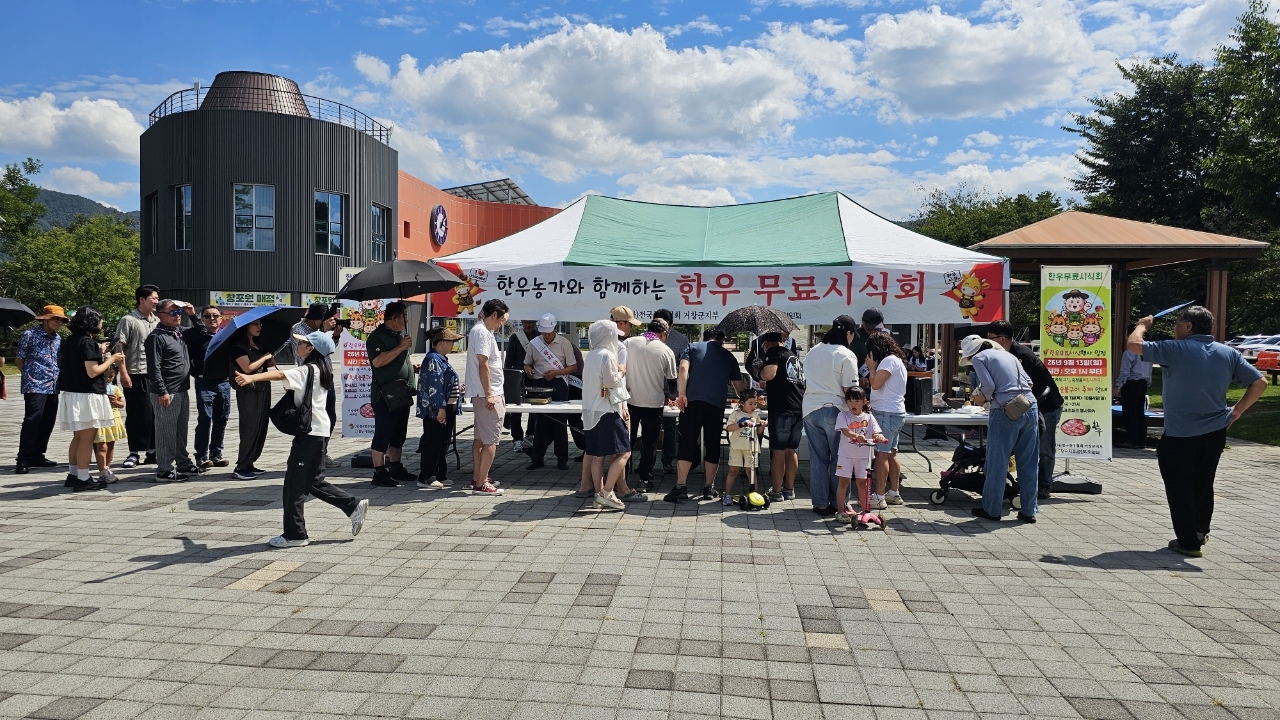 [거창군]26.9.14.보도자료(“거창한우 애우 맛 알린다.” 전국한우협회 거창군지부 한우 무료시식회 개최)2