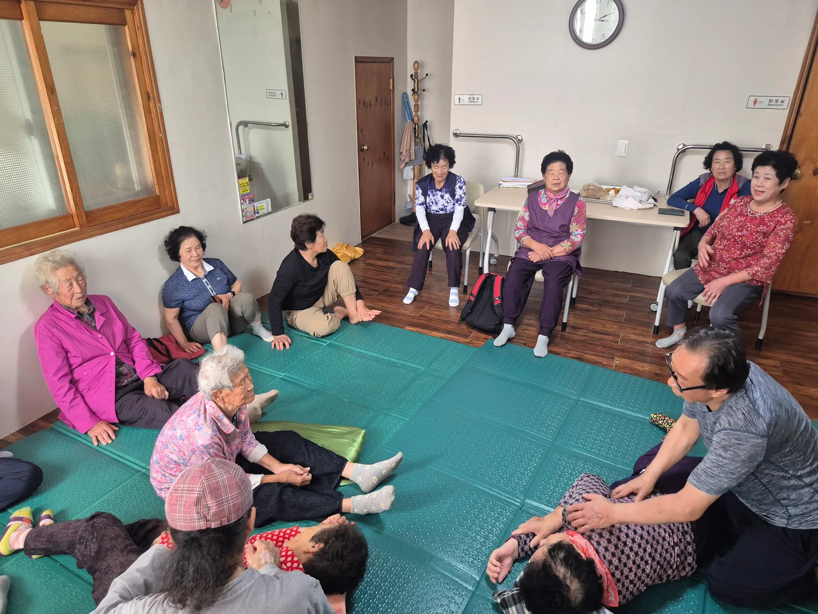 영오면 기초생활거점조성사업 추진위원회 경로당 이용 어르신 대상 배후마을 문화복지 프로그램으로 안마 서비스 등 실시 [영오면] 1