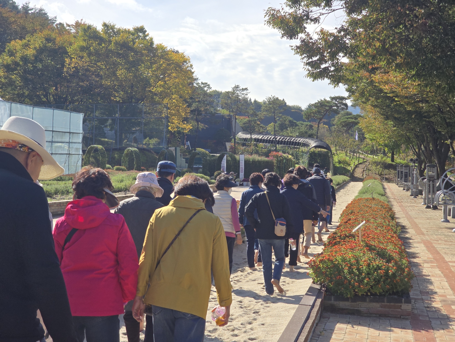 [거창군]26.10. 23.보도자료(거창군 동네방네 맨발걷기로 건강한 걷기문화 확산) (2)