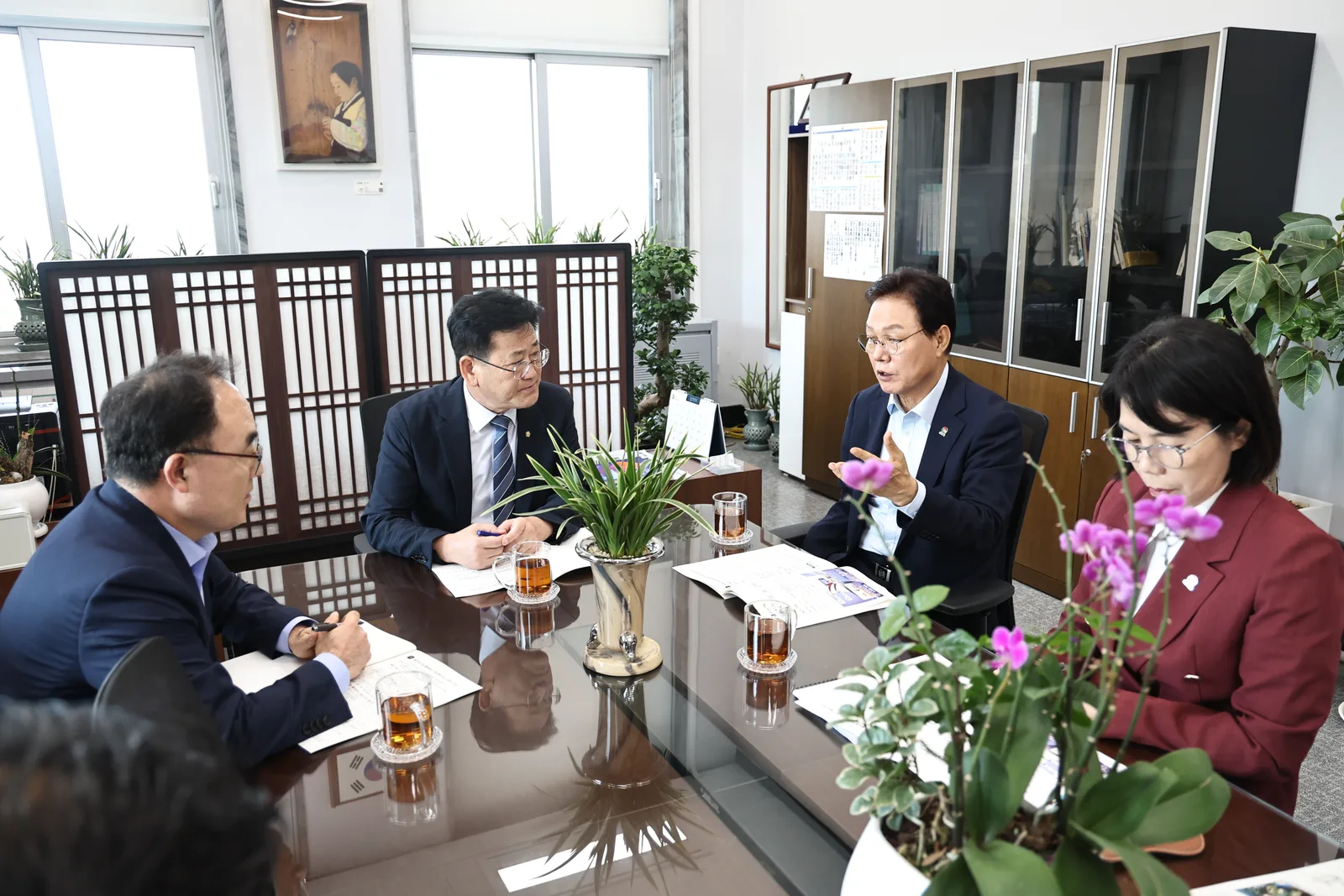 왼쪽부터 조현준 도균형발전본부장, 김정호 위원장, 박완수 도지사, 이미화 도산업국장