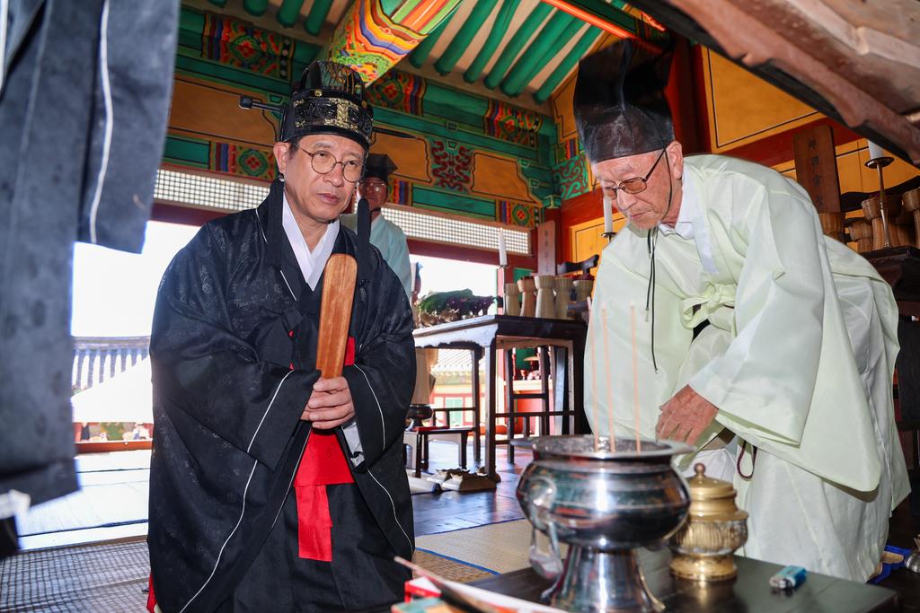 김해향교 문묘 추계석전 봉행 정영두 김해시장, 초헌관 참여 공식 보도사진