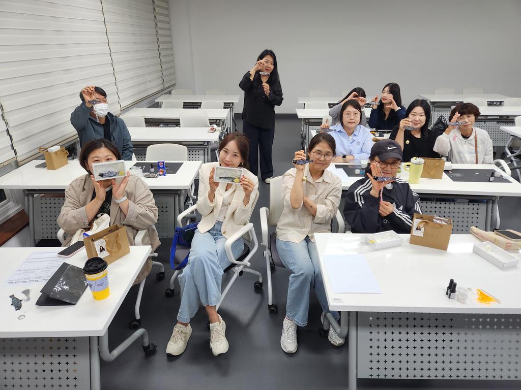 통영시,‘복을 부르는 자개 액막이 도어벨 만들기’성공적 마무리 공식 보도사진