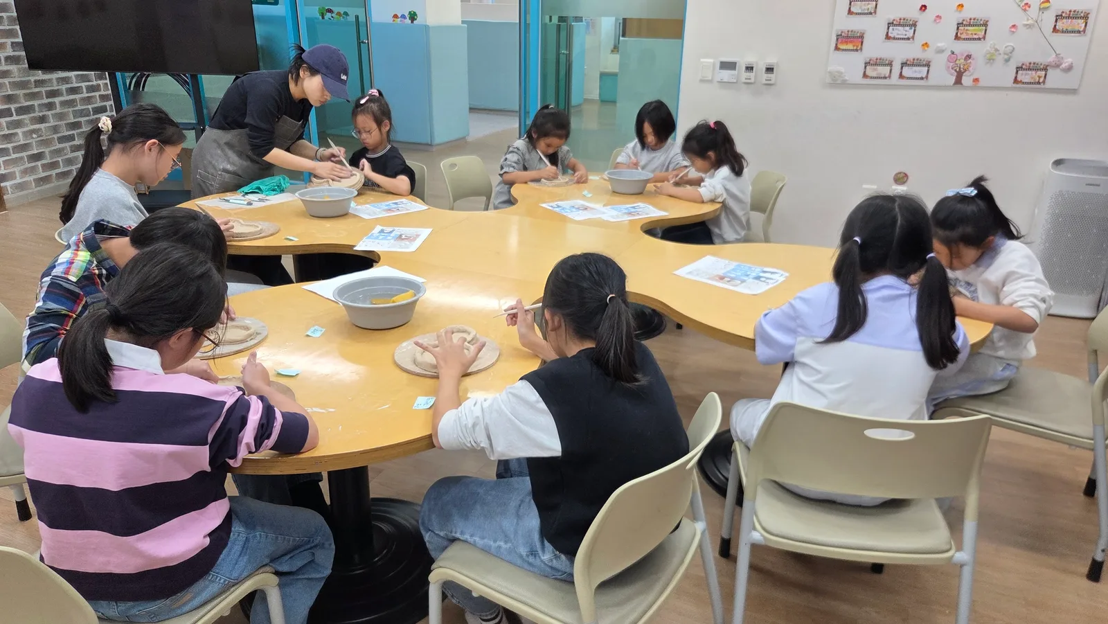 고성군다함께돌봄센터2호점 흙 위에 피어난 아이들의 꿈 ‘나만의 도자기 접시 만들기’ 진행 [교육청소년과] 1