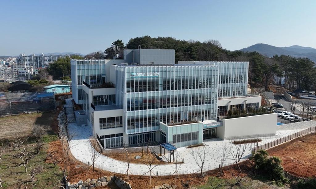 사천시립도서관 전경 사진