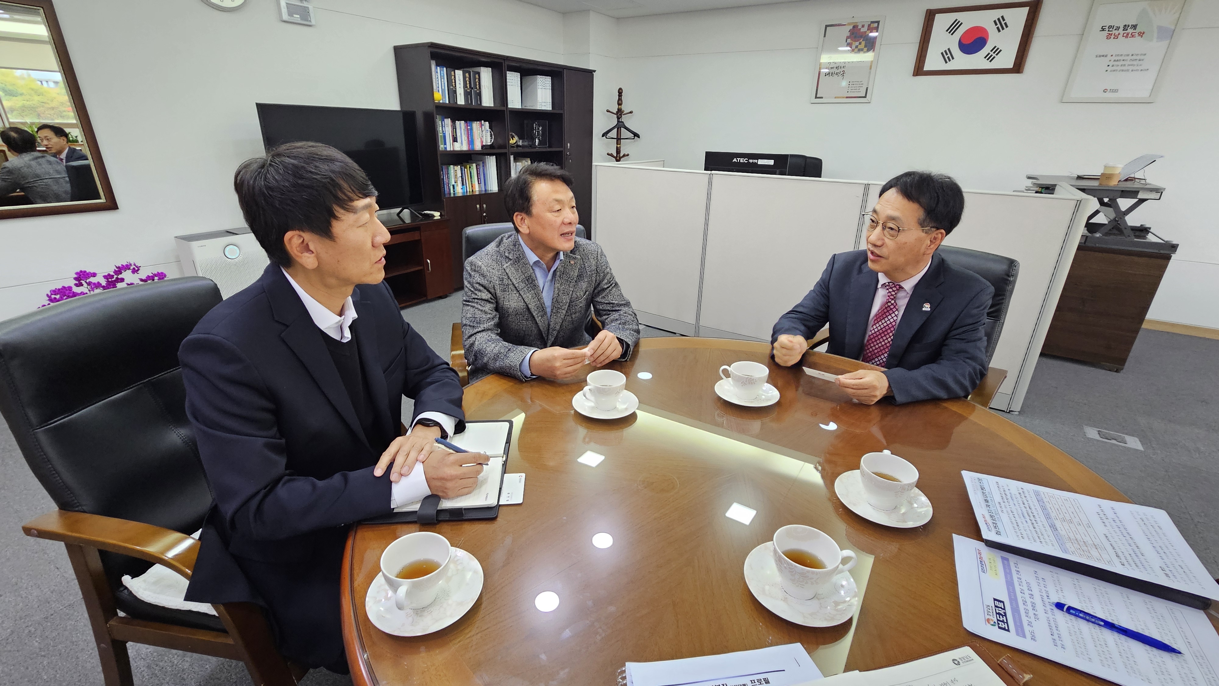 경남도 혁신성장부지사(오른쪽에서 첫 번째)가 집무실에서 한전 경남본부장 직무대행(오른쪽에서 두 번째)에게 입장을 전달하고 있다