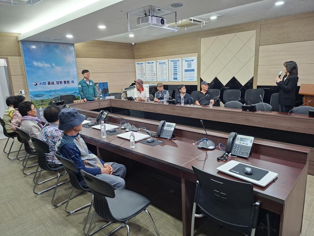 통영시, 산양읍 명지경로당 어르신 대상 통합관제센터 견학 실시 공식 보도사진