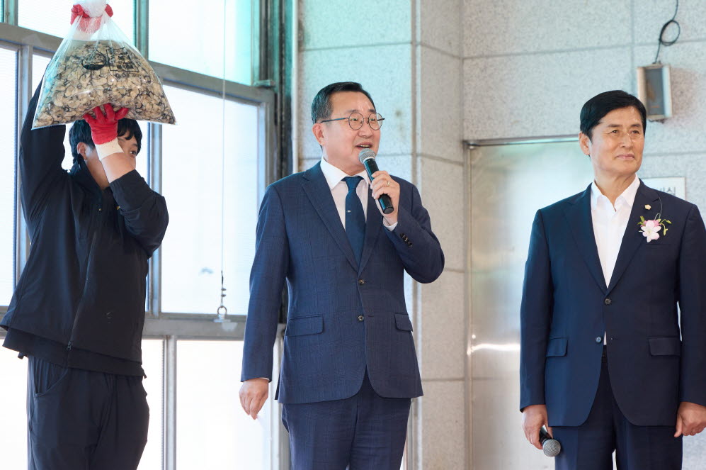 통영 굴 초매식 열고 본격 출하… 강석주 시장 “청정 통영 굴 신뢰도 높이겠다” 공식 보도사진