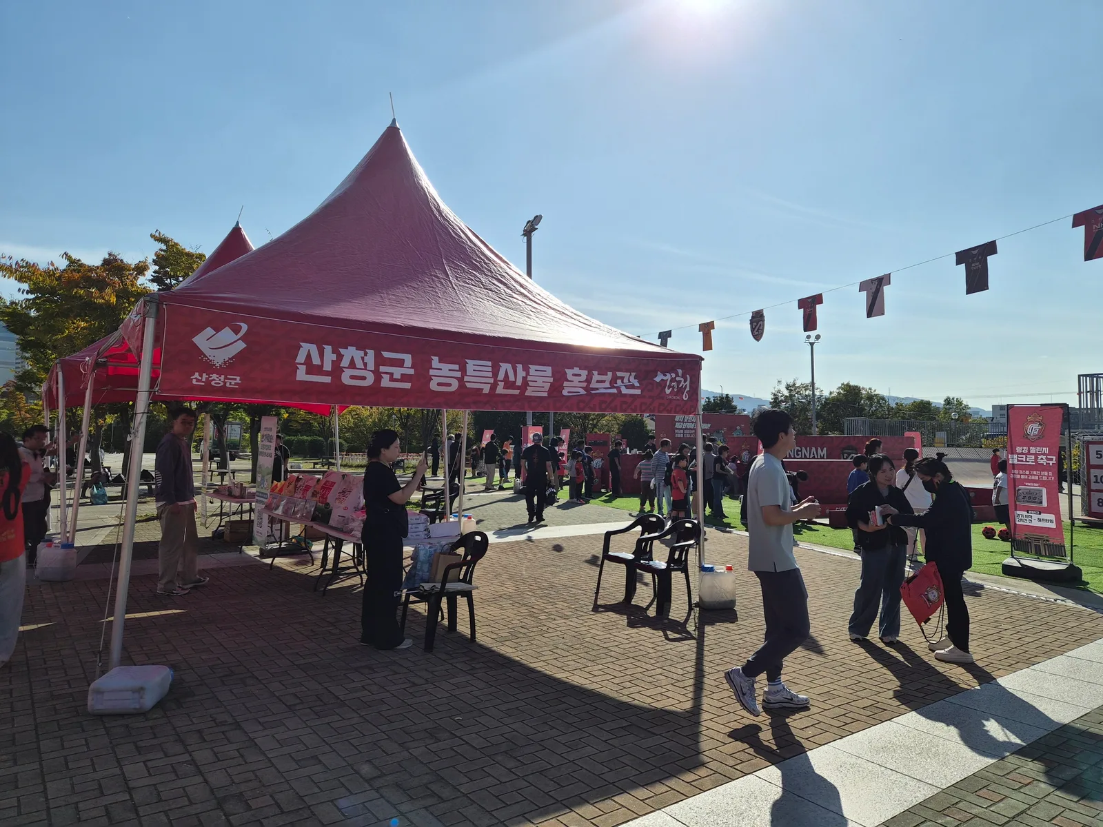 산청군 경남FC 홈경기서 농특산물 홍보 나서 (1)
